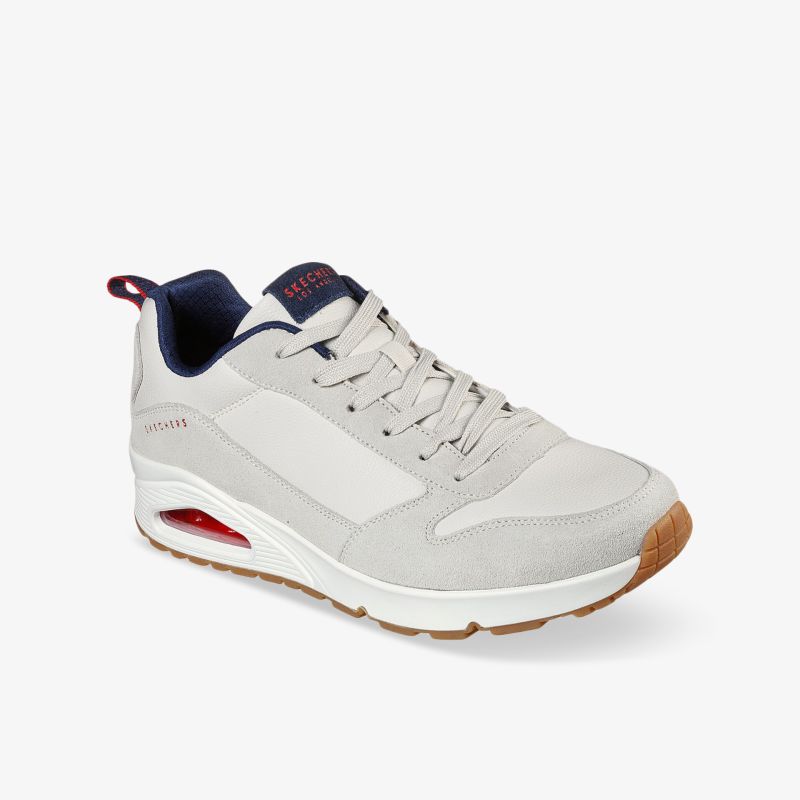 Moderner weißer Sneaker mit atmungsaktivem Material und stoßdämpfender Sohle, ideal für hohen Tragekomfort.