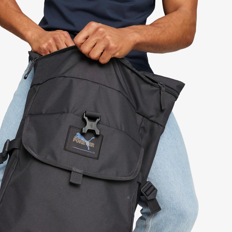 Schwarzer, moderner Rucksack mit praktischen Fächern und strapazierfähigem Design für den täglichen Gebrauch.