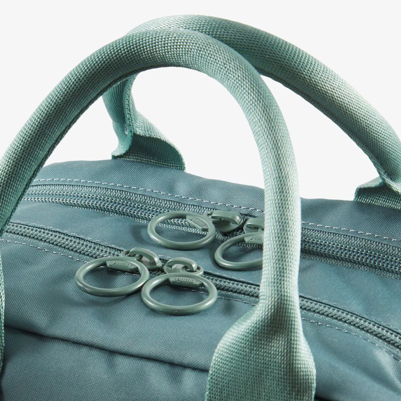 Stilvoller Rucksack mit robusten Tragegriffen und praktischen Reißverschlüssen für den täglichen Gebrauch.