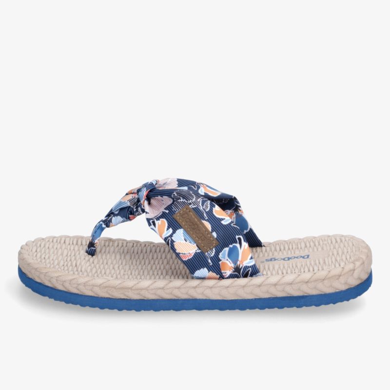 Stylische Sandale mit floralem Muster und gepolsterter Sohle für ultimativen Komfort und sicheren Halt.