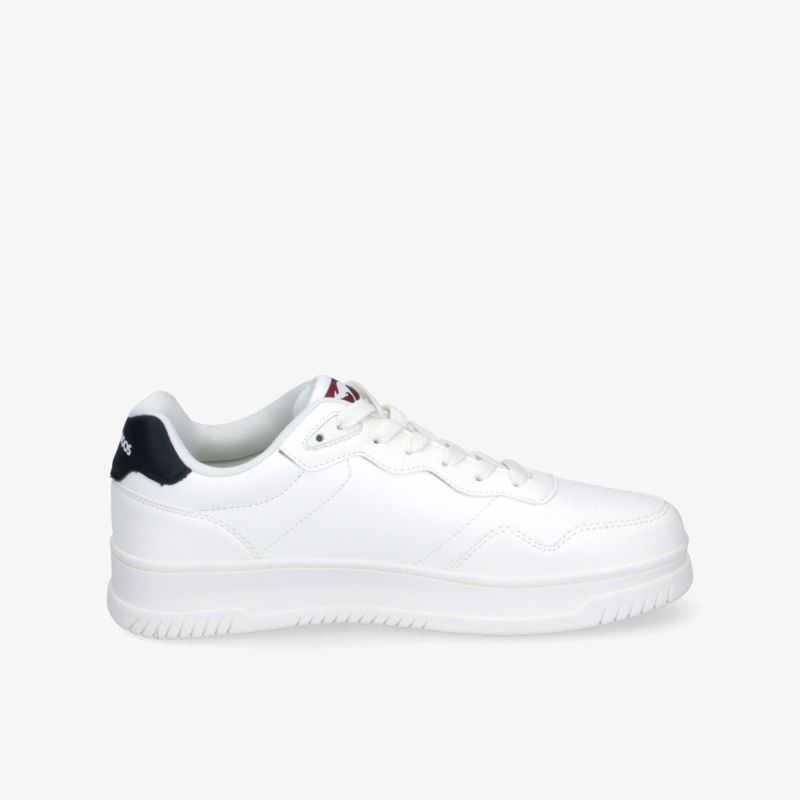 Seitliche Ansicht eines weißen Sneakers mit schnürsenkeln und profilierter leichter Sohle, sportlich und bequem