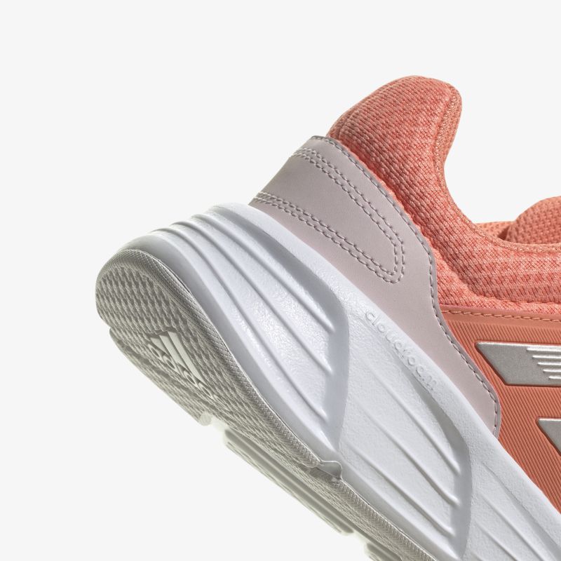 Leichter Laufschuh mit optimaler Dämpfung und atmungsaktivem Material in ansprechendem Design.