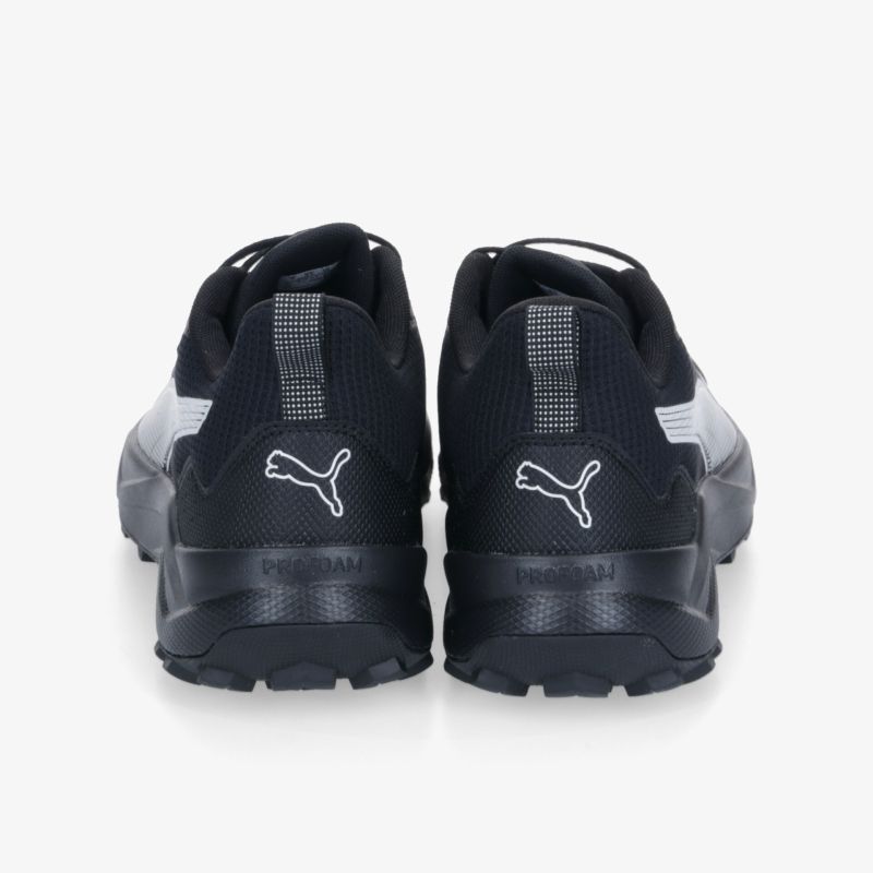 Schwarze Sportschuhe mit stabilem Fersenbereich und markantem Logo auf der Rückseite.