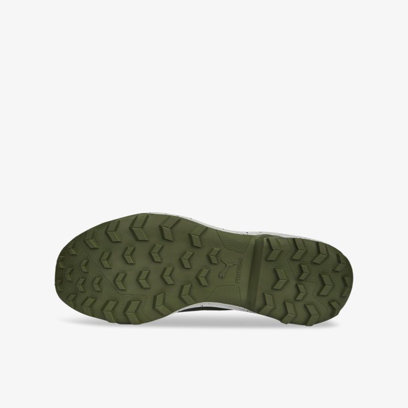 Robuste grüne Profilsohle für optimalen Grip und Stabilität auf verschiedenem Gelände.