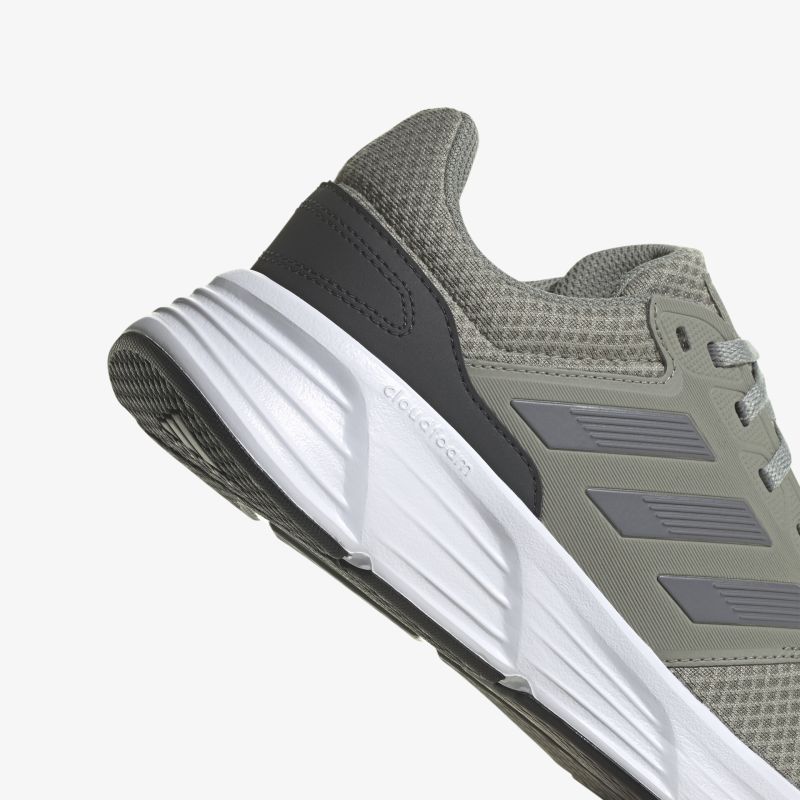 Moderner, grauer Sneaker mit bequemer Passform und stilvollem Design für optimalen Tragekomfort.