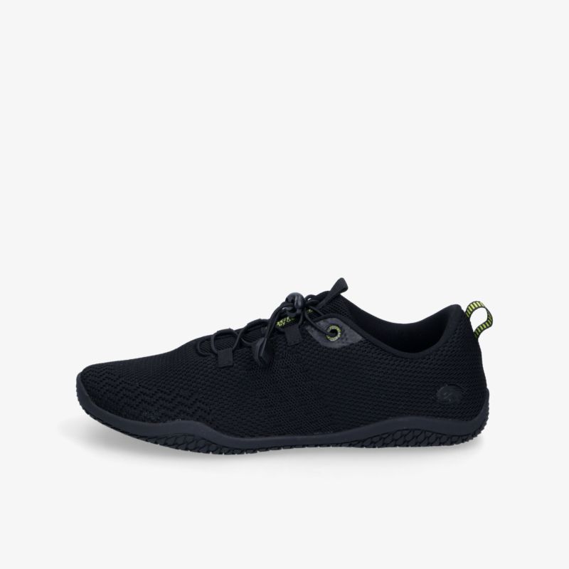 Leichter schwarzer Sportschuh mit atmungsaktivem Material und flexibler Sohle in klarer seitlicher Ansicht