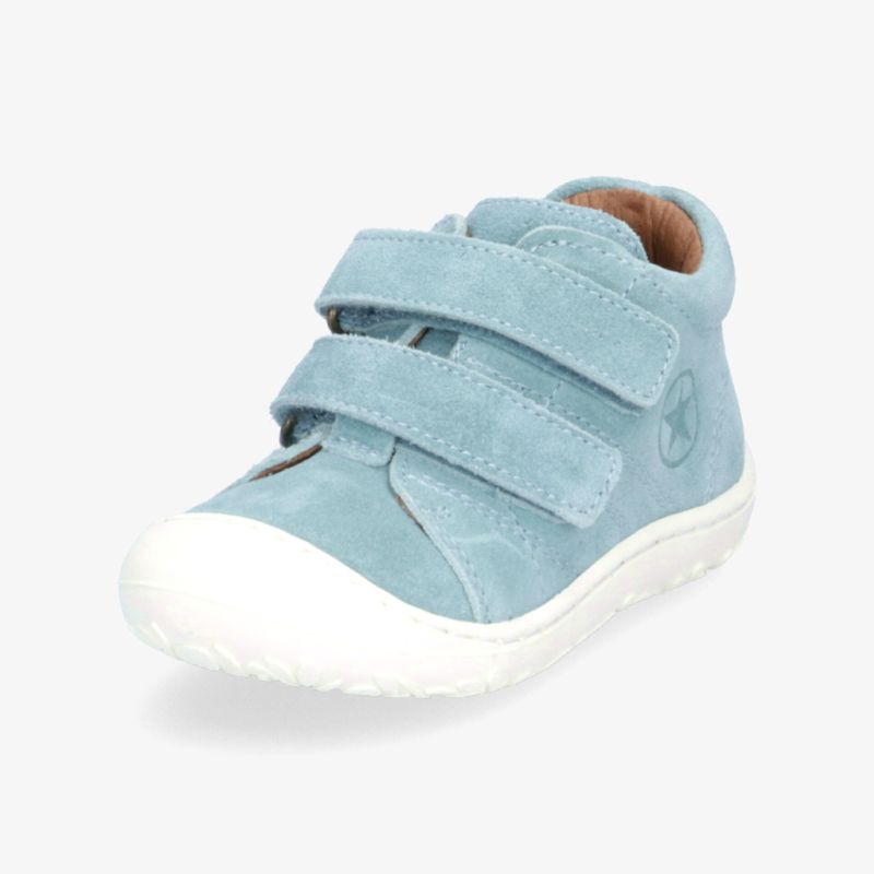 Blauer Kinderschuh mit zwei Klettverschlüssen, weiches Material und rutschfeste weiße Sohle für Komfort