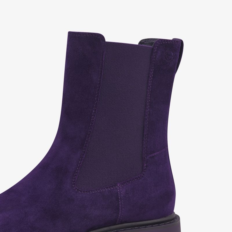 Detailaufnahme eines dunkelblauen Chelsea Boots aus weichem Veloursleder mit elastischem Einsatz