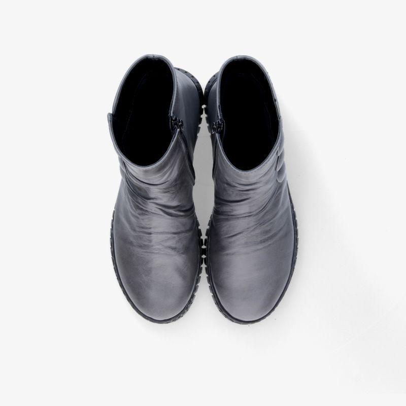 Graue Stiefeletten im Paar mit Reißverschluss, knitteroptik und bequemem Design, Draufsicht auf glattem Untergrund