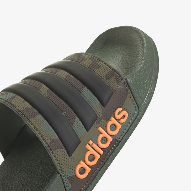Komfortable Adidas Sandalen mit stilvollem Riemen-Design und auffälligem Markenlogo für Freizeit und Entspannung.