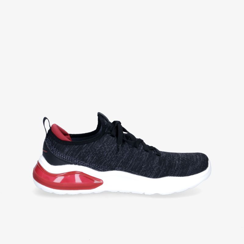 Moderner schwarzer Sneaker mit roter Sohle und bequemem Design, perfekt für sportliche Aktivitäten.