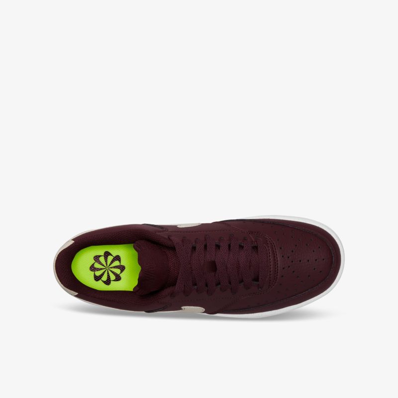 Moderner Sneaker in tiefem Bordeauxrot mit auffälligem Sohlenlogo und schnittigem Design von oben