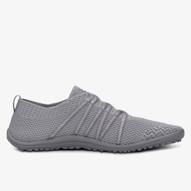 leichter grauer Sneaker mit atmungsaktivem Material und flexibler Sohle seitliche Ansicht