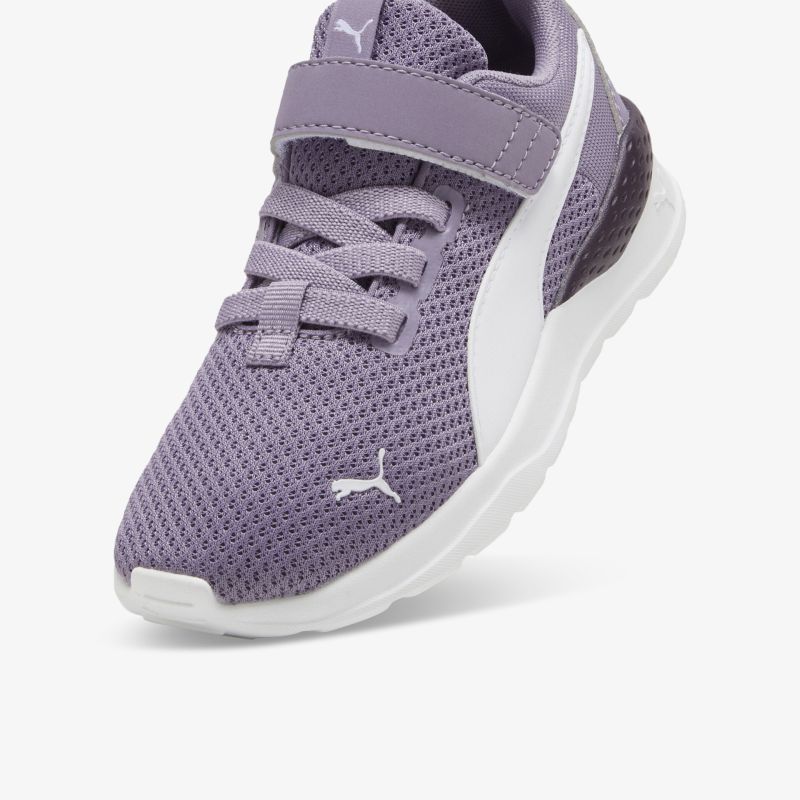 Leichter lila Sneaker mit atmungsaktivem Material und flexibler Sohle, ideal für sportliche Aktivitäten