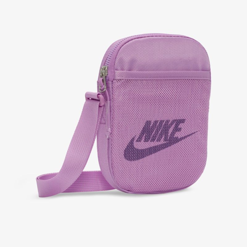 Stylische lila Nike Umhängetasche mit markantem Logo und verstellbarem Gurt für vielseitigen Gebrauch.