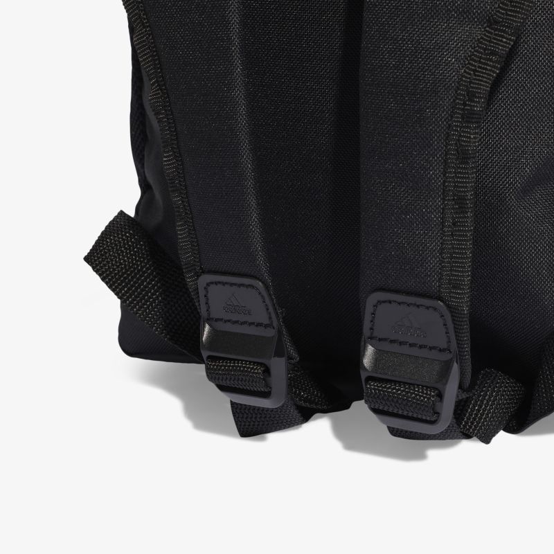 Schwarzer Rucksack mit verstellbaren Gurten für optimalen Komfort und strapazierfähiges Design.