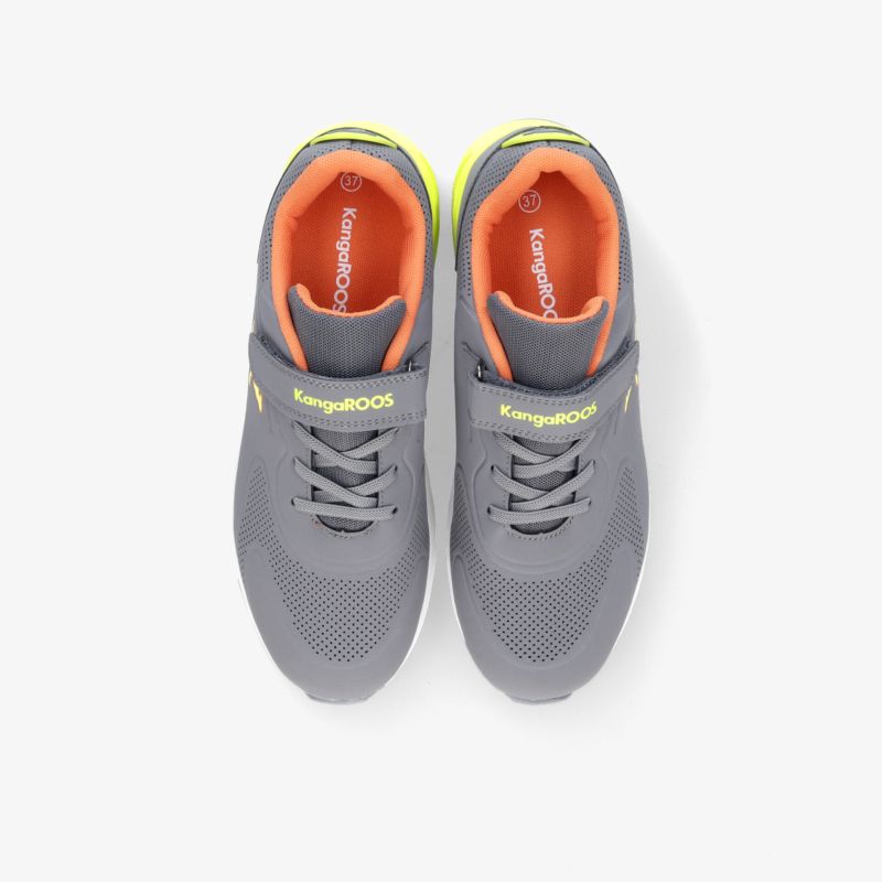 Graue Sneaker mit orangenem Innenfutter und gelben Details, ideal für Komfort und Stil im Alltag.