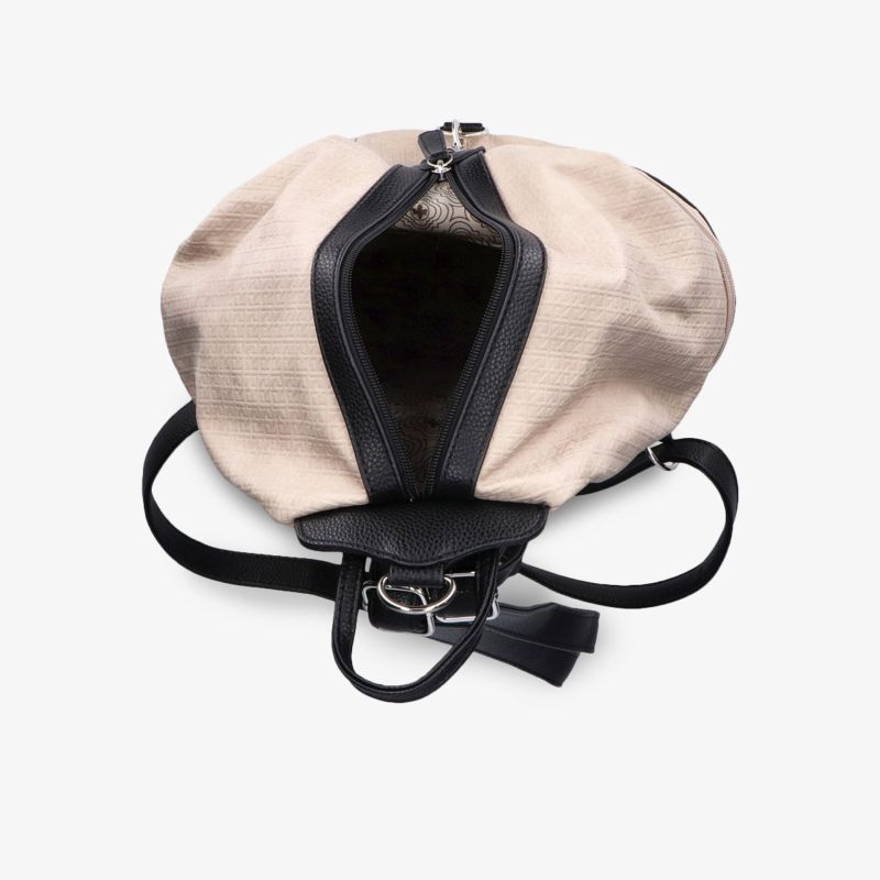 
        Ein eleganter und praktischer Rucksack mit geräumigem Hauptfach und hochwertigen Details, perfekt für den Alltag.
    