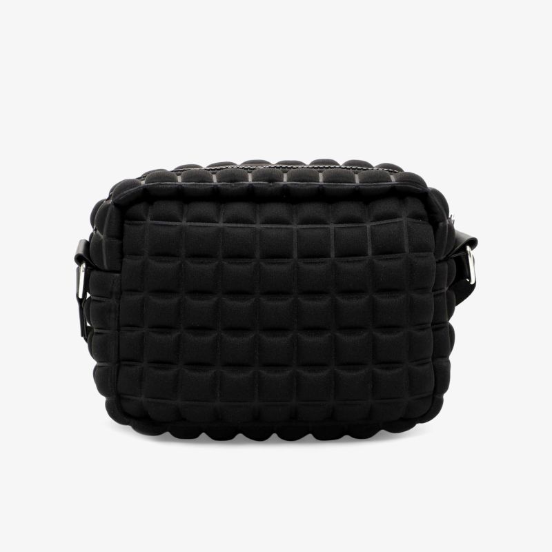 Stylische schwarze Tasche mit gepolsterter Oberfläche und verstellbarem Gurt, ideal für vielseitige Einsätze.