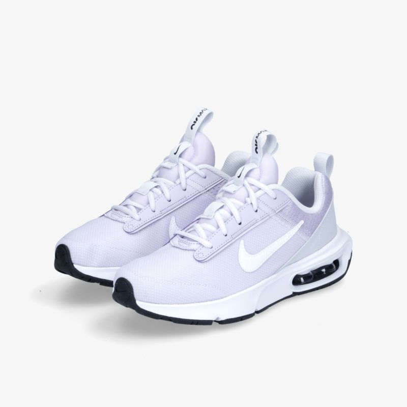 Stylische weiße Sneakers mit robustem Design und bequemer Passform für optimalen Komfort und Unterstützung.