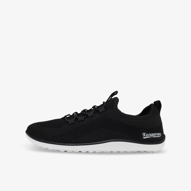 Leichter schwarzer Sneaker mit atmungsaktivem Material und flexibler, bequemer Sohle in klarer Seitenansicht