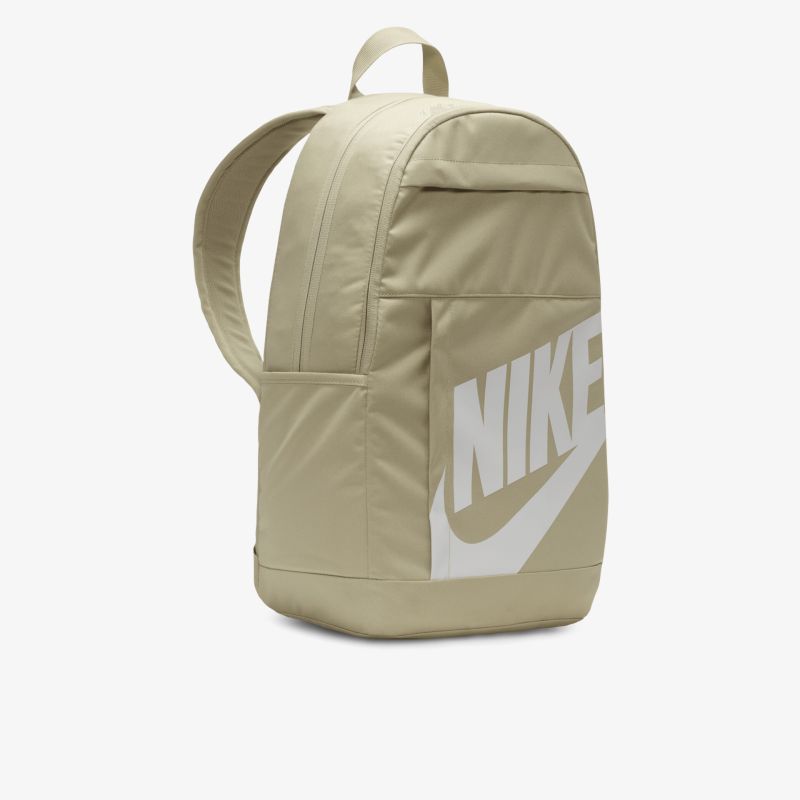 Beiger Rucksack mit großem Nike Logo, sportlich und geräumig für vielseitigen Gebrauch