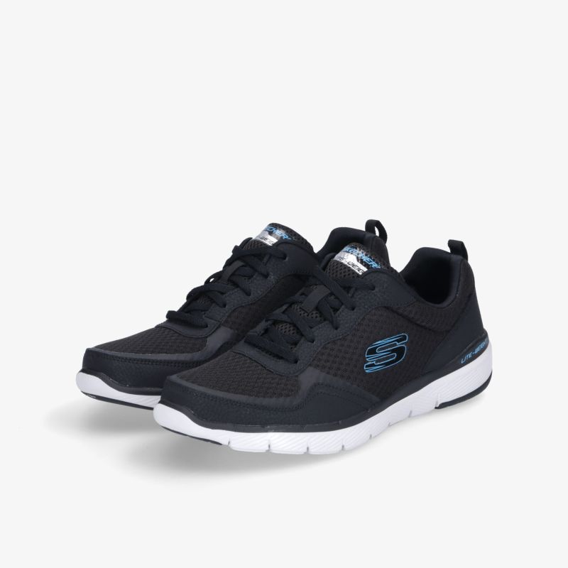 Leichte, sportliche schwarze Schuhe mit weißer Sohle und gepolstertem Innenfutter für bequemen Tragekomfort.