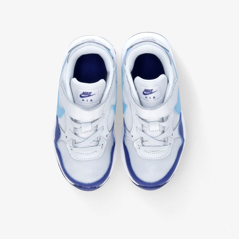 Stilvolle weiße Nike Air Sneakers mit blauen Akzenten. Ideal für Komfort und modernes Styling.