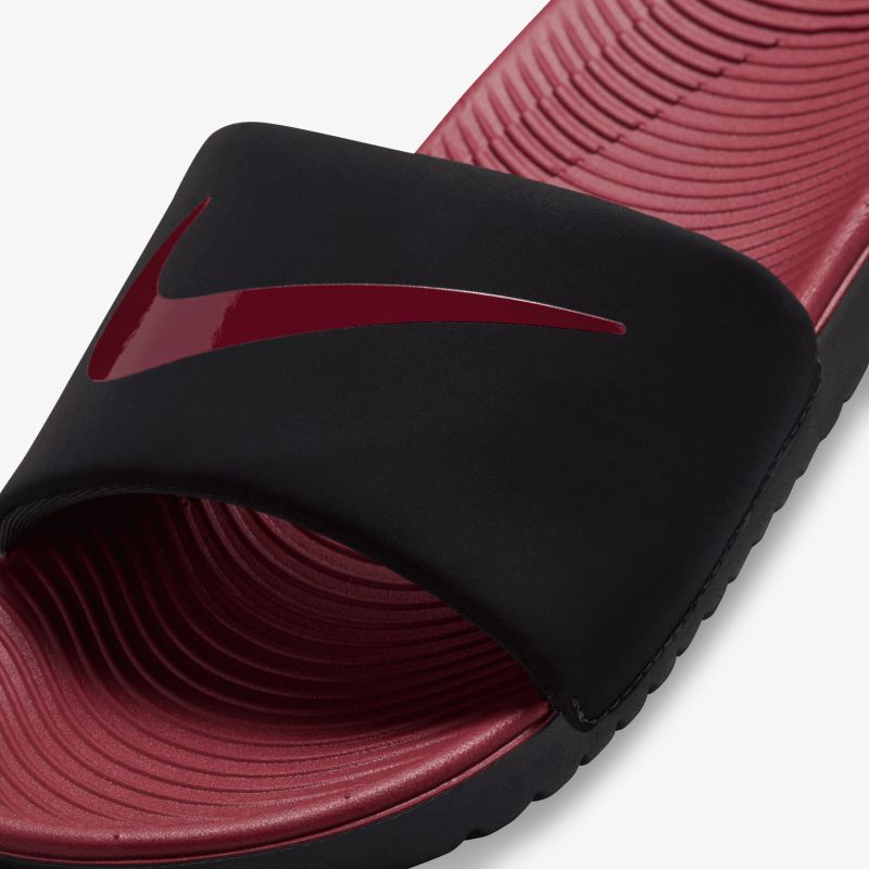 Detailansicht einer rot-schwarzen Sport-Badelatsche mit weichem Riemen und rutschfester Profilsohle