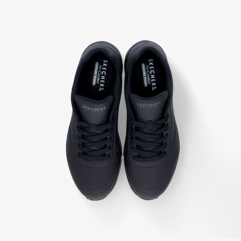 Schwarze Sneaker in der Oberansicht, ideal für jeden Anlass und dank hohem Tragekomfort den ganzen Tag tragbar.