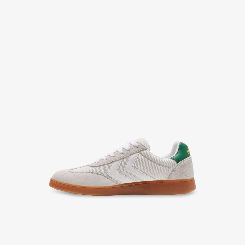 Moderner weißer Sneaker mit grünem Akzent und rutschfester Gummisohle für sportlichen Komfort.