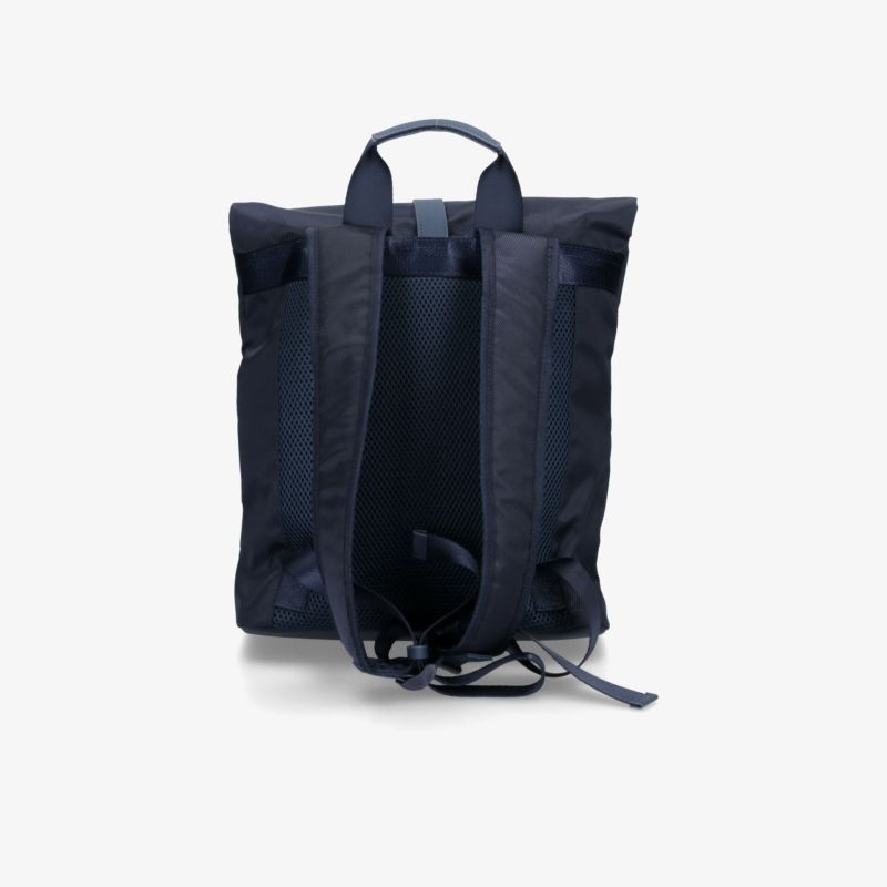 Schwarzer Rucksack mit gepolsterten, verstellbaren Trägern und robustem Material in Rückansicht