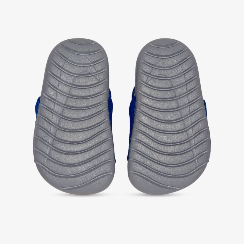 Moderne Schuhe mit rutschfester, flexibler Sohle für optimalen Halt und Komfort in jeder Situation.