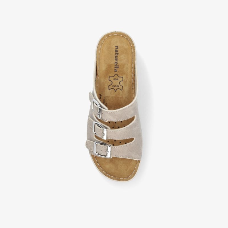 Bequeme weiße Sandale mit drei verstellbaren Schnallen und weichem Fußbett, ideale Sommerschuh