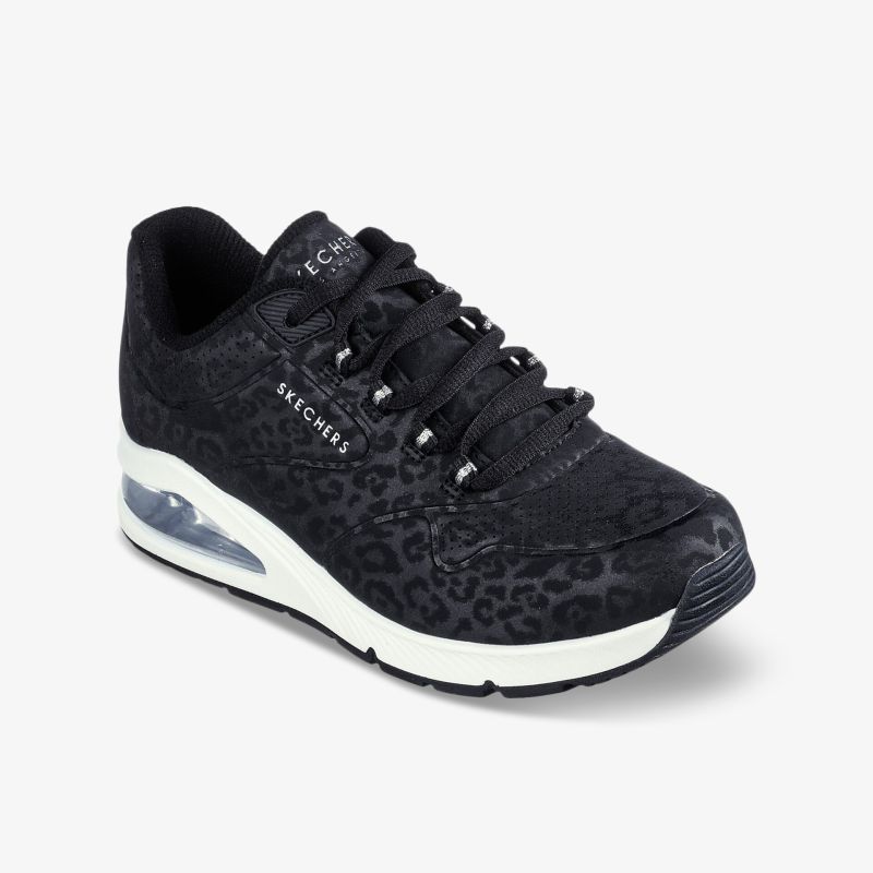 Schwarzer Sneaker mit gepolsterter Innensohle und sichtbarer Luftdämpfung, modisches Muster und robuster Schnürung