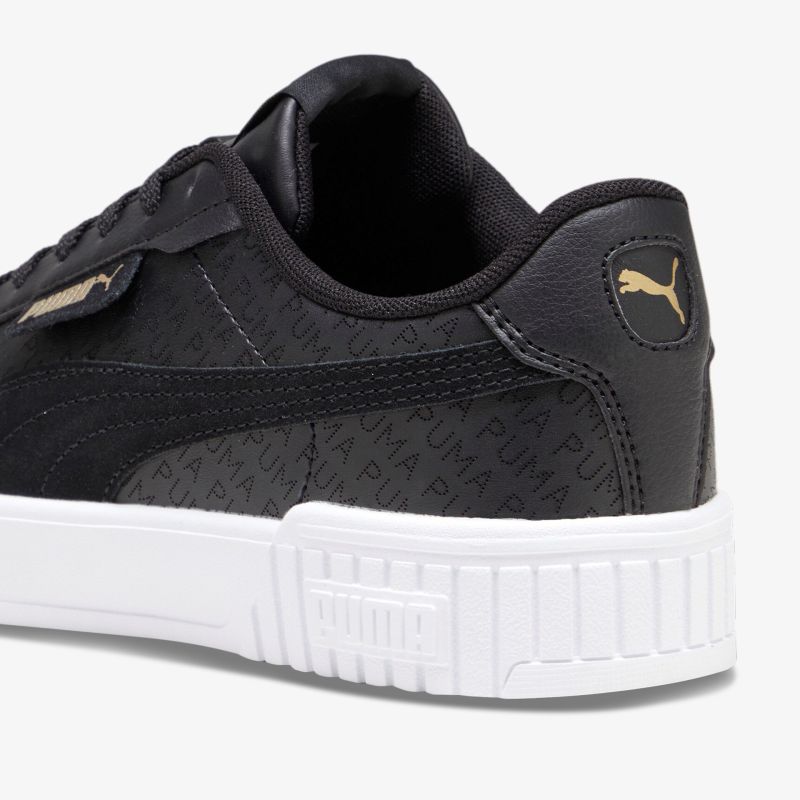 Moderner schwarzer Sneaker in Lederoptik mit weißer Sohle und sportlichem Design.