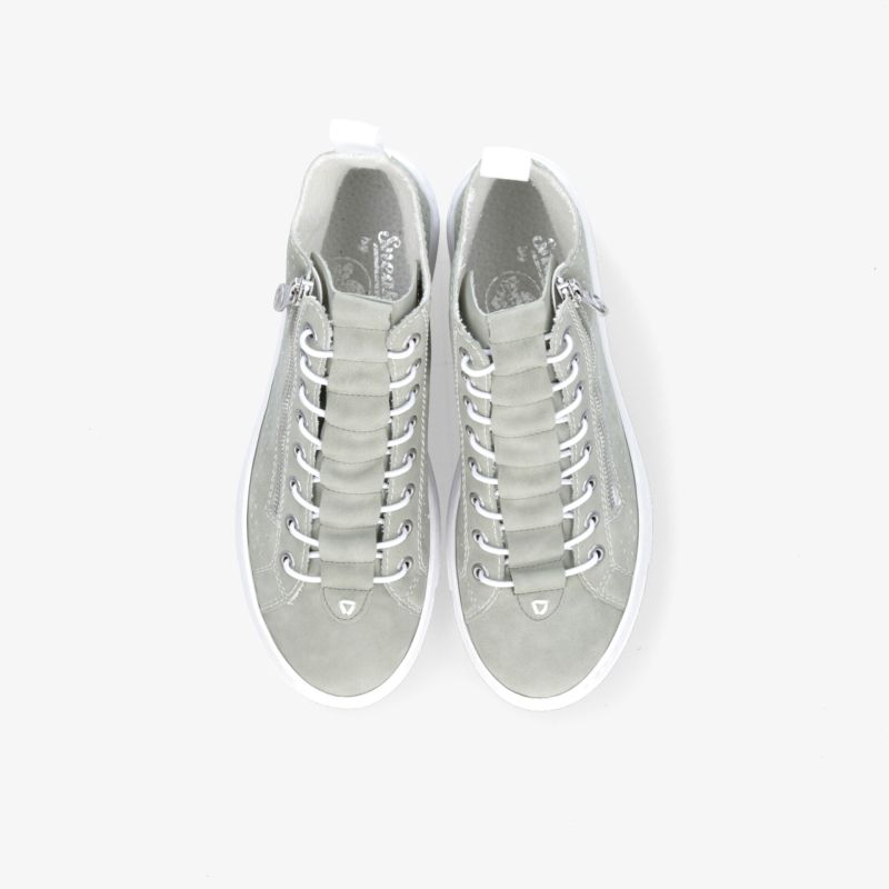 Graue Sneaker mit weißer Sohle und Schnürsenkeln, perfektes Design für Komfort und Stil.