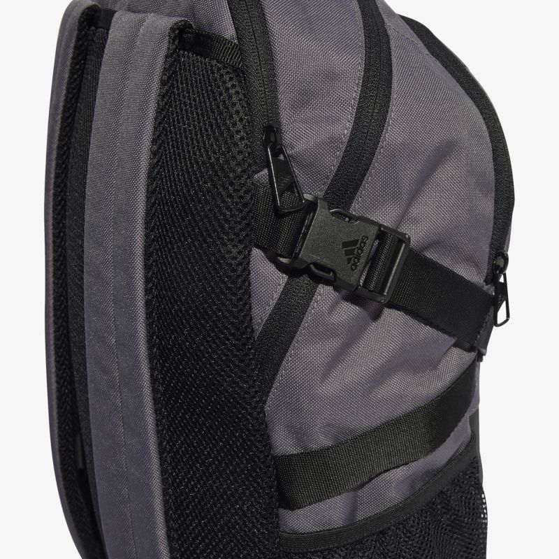 Robuster, ergonomischer Rucksack mit verstellbaren Gurten für optimalen Tragekomfort und Vielseitigkeit.