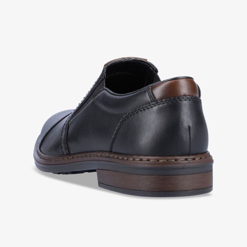 Eleganter Lederschuh mit raffinierten Details und bequemer Passform, perfekt für stilvolle Anlässe.