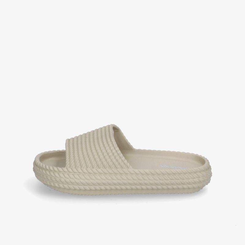 Modischer sandfarbener Slipper mit strukturiertem Design und komfortabler Passform.
