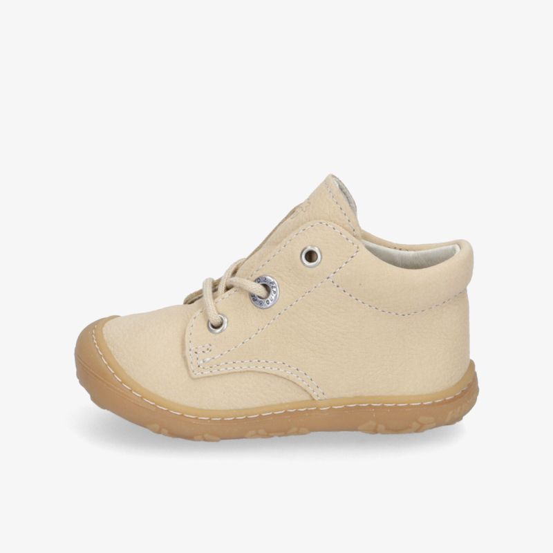 Cremefarbener Lederschuh mit Schnürung und rutschfester Sohle für optimalen Komfort und Strapazierfähigkeit.