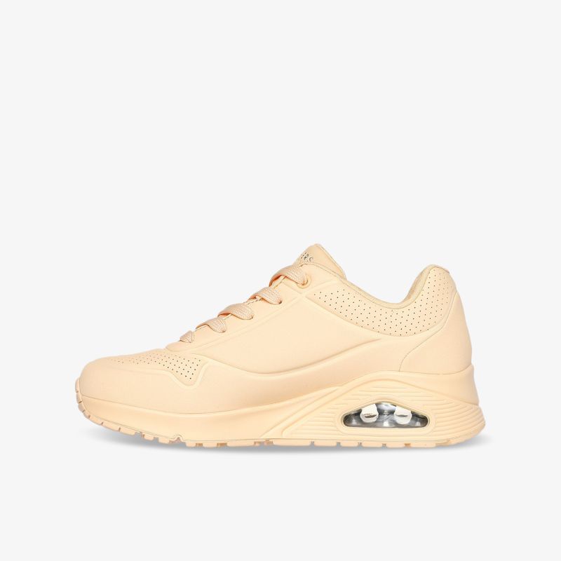 Beiger sportlicher Sneaker seitlich gezeigt mit atmungsaktivem Material und dämpfender Sohle für hohen Tragekomfort