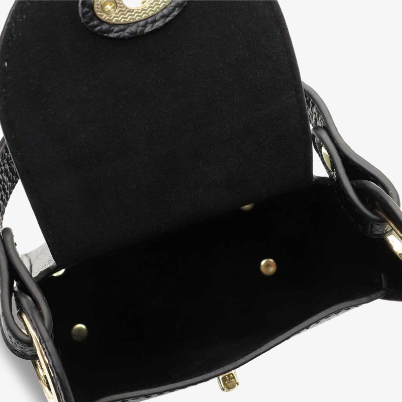 Schwarze, stilvolle Tasche mit goldfarbenen Akzenten und strukturiertem Design, ideal für diverse Anlässe.