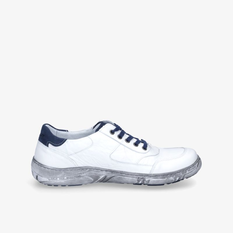 Weißer sportlicher Schuh mit leichter, stabiler Sohle und bequemer Passform in klarer Seitenansicht