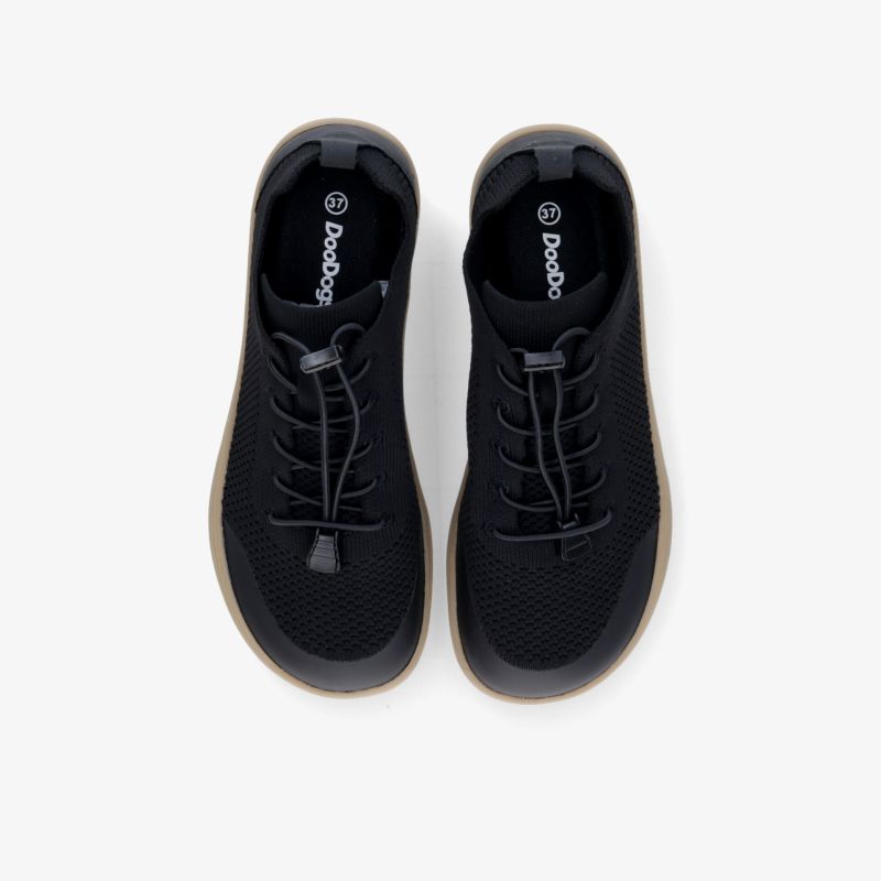 Leichte schwarze Sneaker mit elastischer Schnürung und rutschfester Sohle, komfortabel und flexibel für den Alltag