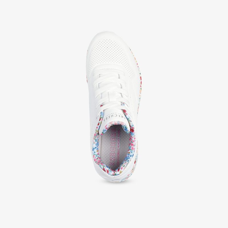 Leichter weißer Sneaker mit atmungsaktivem Obermaterial und bequemer Passform, Draufsicht von oben