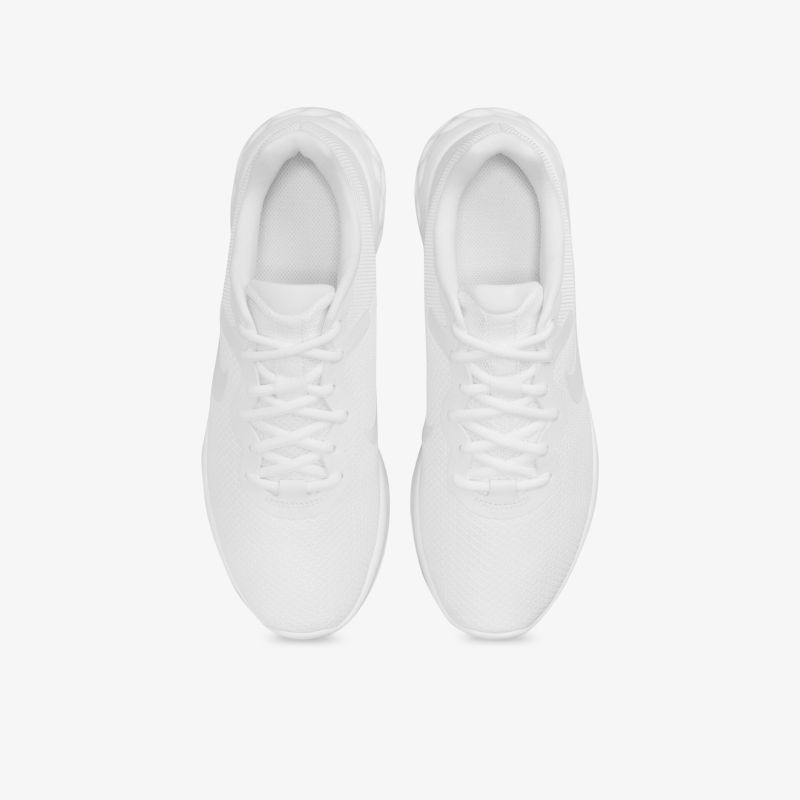 Wunderschöne, weiße Sneaker von oben, die ein minimalistisches und modernes Design ausstrahlen.