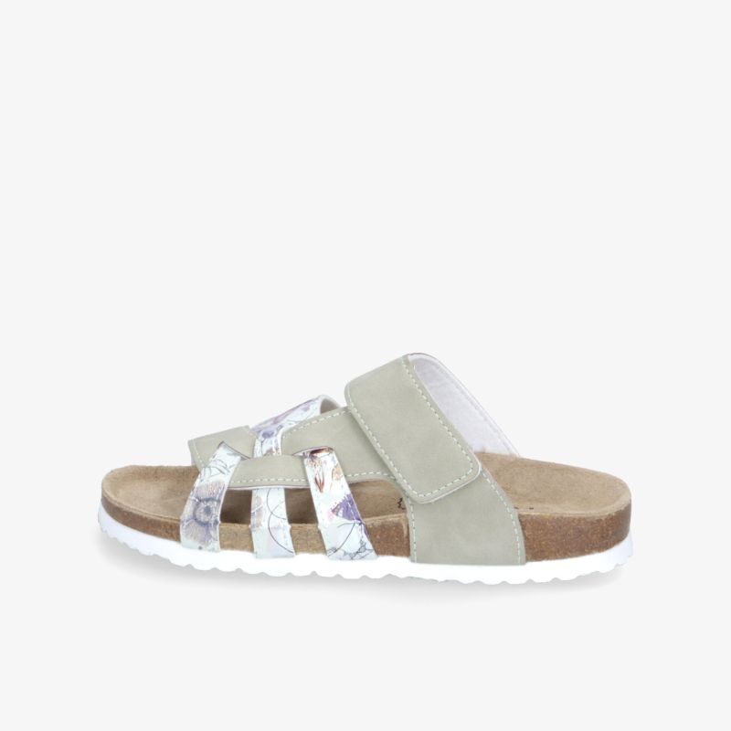 Seitliche Ansicht einer bequemen Sandale mit verstellbarem Klettverschluss und weichem Fußbett