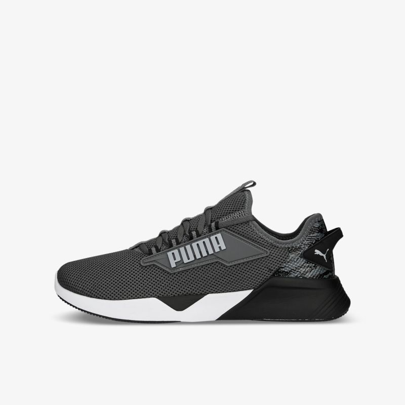 Moderner Puma Sneaker in Schwarz mit weißer Sohle, ideal für Sport und Freizeit, bietet hohen Tragekomfort.