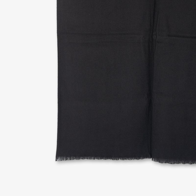 Eleganter schwarzer Schal aus weichem Material mit stilvollem Design und klassischen Linien.